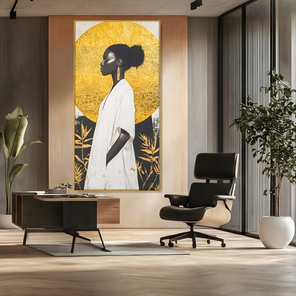 Tablou canvas cu tablou canvas cu portret de femeie afro, in rama de aluminiu auriu, pe perete intr-un birou